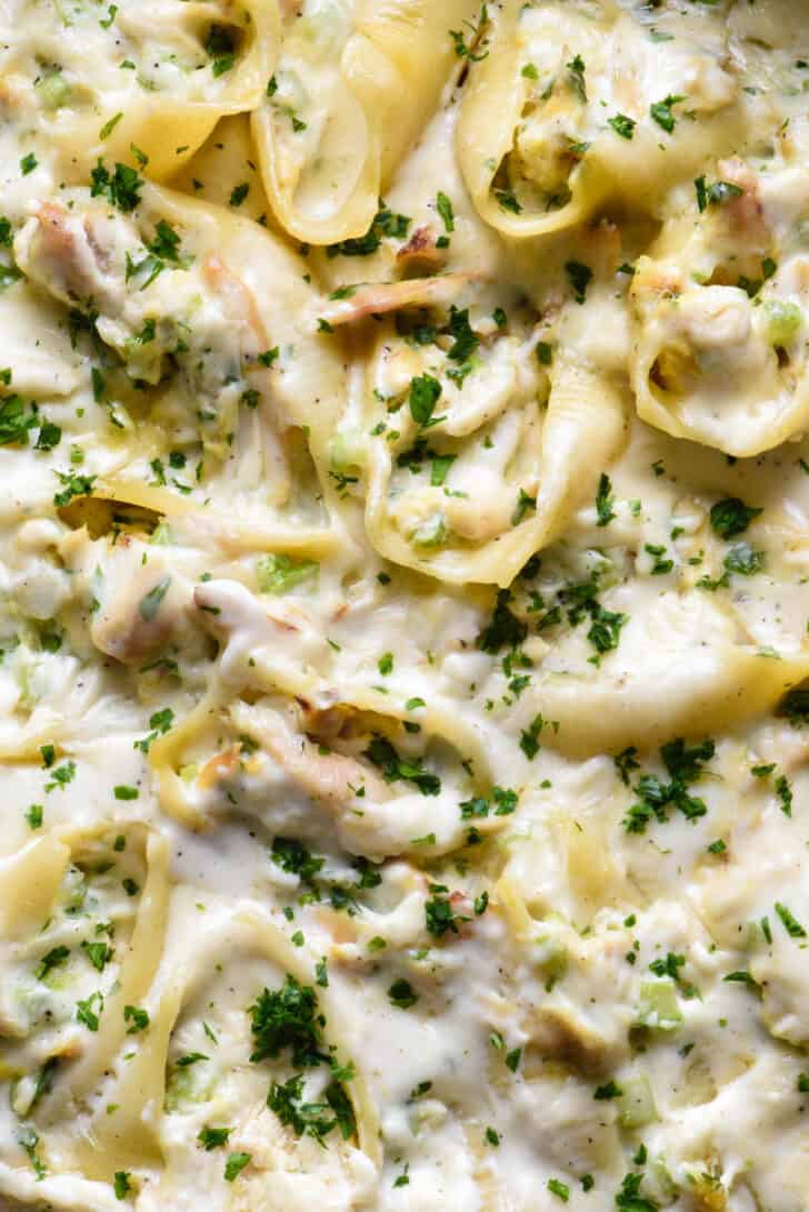 Pasta rolls filled with a mixture of cream sauce and chicken.
