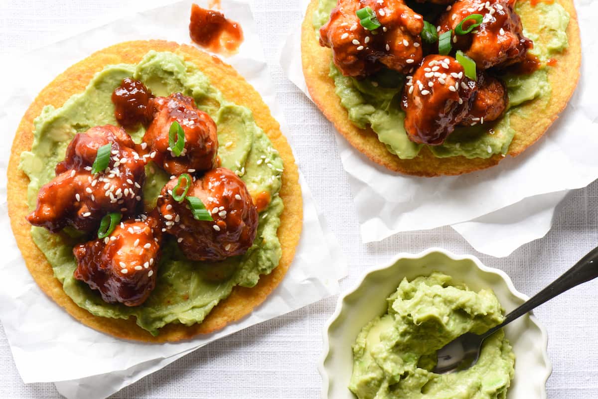 Take vegetarian tacos to a new level with these General Tso's Cauliflower Tacos. Cauliflower florets are battered, fried and tossed with an easy homemade General Tso's Sauce. Serve in tortillas with mashed avocado! | foxeslovelemons.com