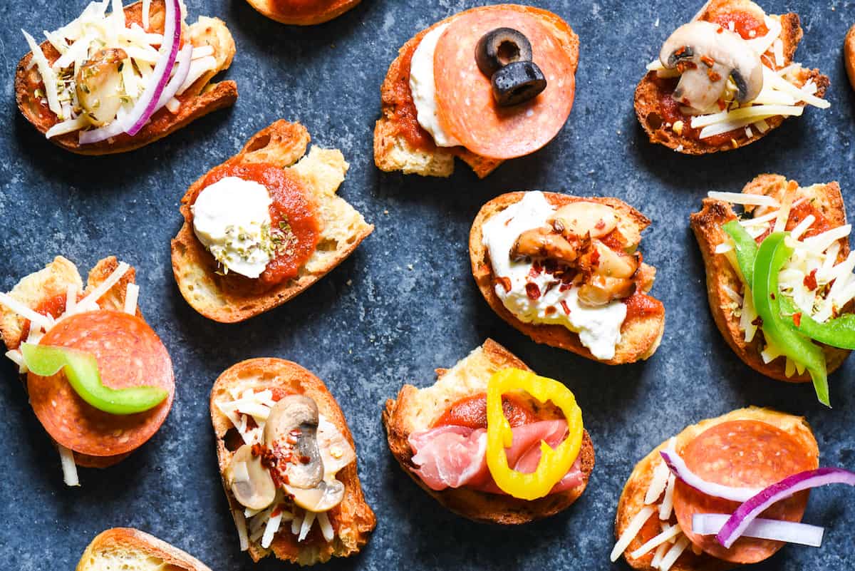 Toasted baguette slices topped with tomato sauce, cheese and a variety of meat and vegetable toppings.