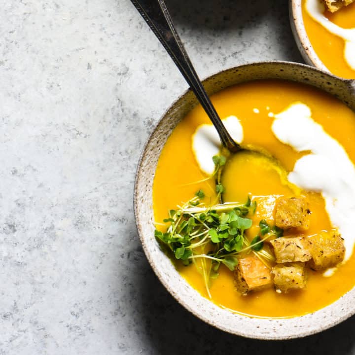Slow Cooker Carrot & Apple Soup with Za'atar Croutons - Let your crockpot do all the work for this vibrant, healthful, flavorful autumn soup! | foxeslovelemons.com