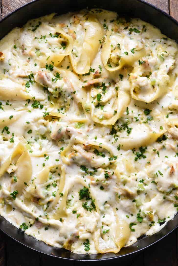 A creamy mixture of pasta, cream sauce, parsley and poultry.