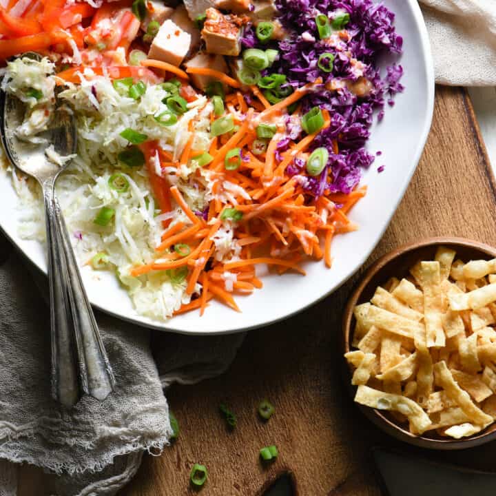 Meal preppers, listen up: all of the ingredients for this Turkey Egg Roll Salad can be chopped and prepped in advance. When you're ready to eat, dinner can be on the table in less than five minutes! | foxeslovelemons.com